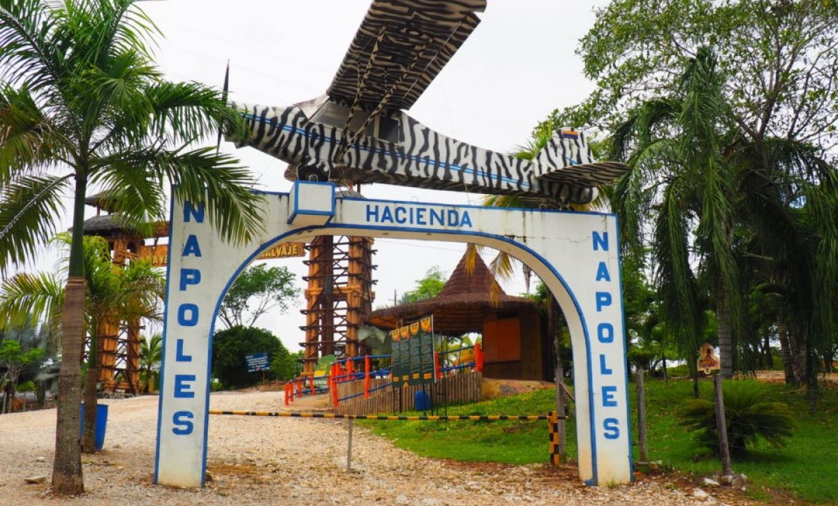 Hacienda Nápoles, la antigua finca de lujo del narcotraficante Pablo Escobar en Puerto Triunfo, Antioquia, es hoy el Parque Temático Hacienda Nápoles.