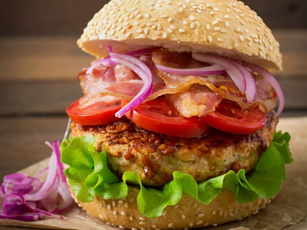 Un hombre asegura que solicitó una comida sin cebolla, pero recibió un pedido que contenía ese producto, lo que le provocó una reacción alérgica severa