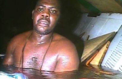 Harrison Okene, un cocinero nigeriano, sobrevivió tres días atrapado bajo el agua a 30 metros de profundidad.