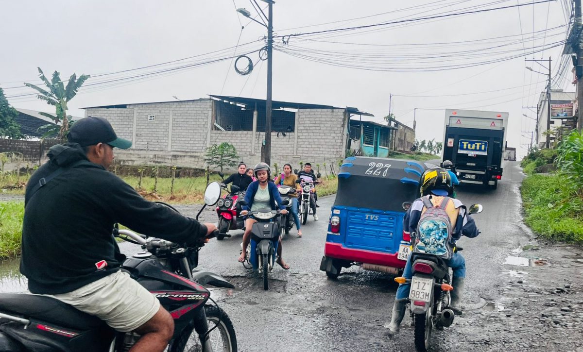 “Hasta las rodillas llega el agua” alerta por caos en la calle Loja de La Concordia