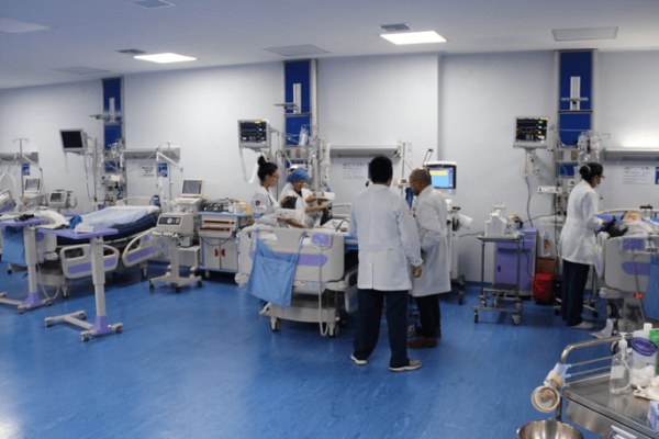 Hogares ecuatorianos gastan USD 525 al año en salud por fallas en el sistema público, según BID