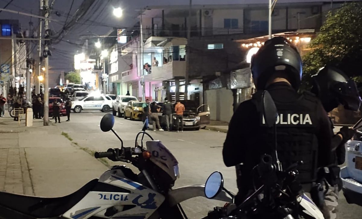 Hombres armados mataron a Diego Delgado Cañarte dentro de un automóvil, su acompañante resultó herida. El hecho se registró en Manta, Manabí. (El Diario)