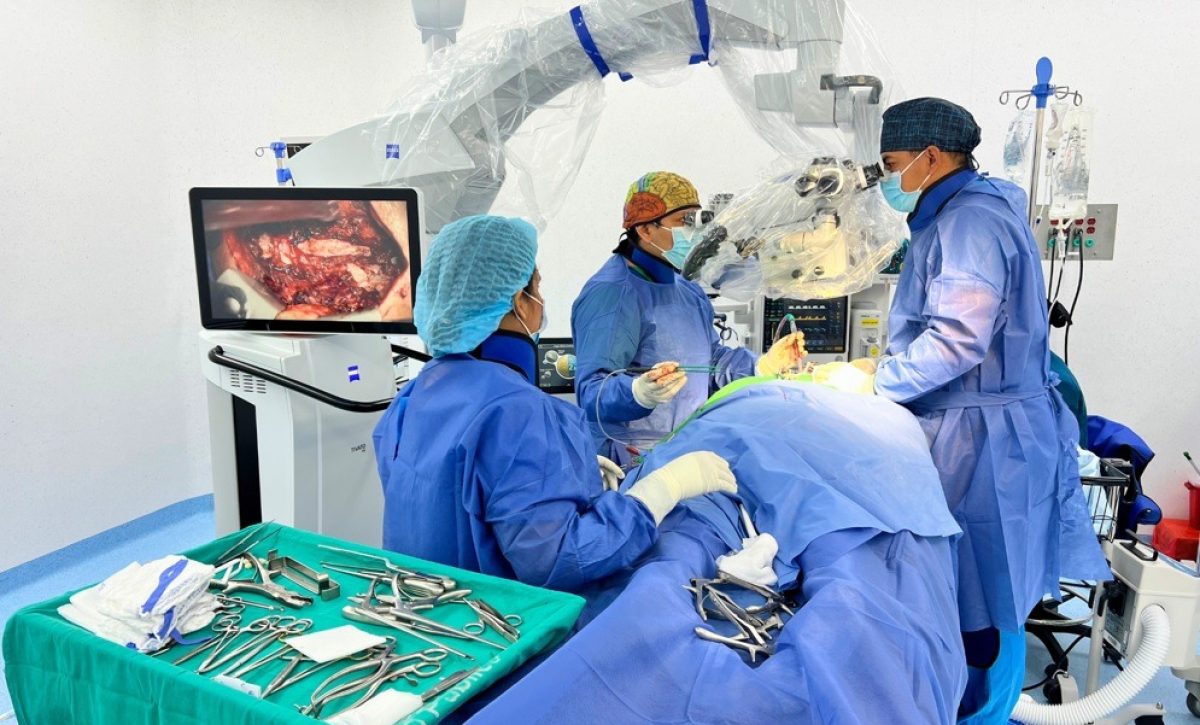 Hospital de Durán realiza exitoso retiro de tumor medular con nueva tecnología
