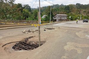 Hoy los huecos que ponen en riesgo a los conductores, lucían con cañas y cintas que alertan del peligro.