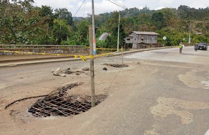 Hoy los huecos que ponen en riesgo a los conductores, lucían con cañas y cintas que alertan del peligro.