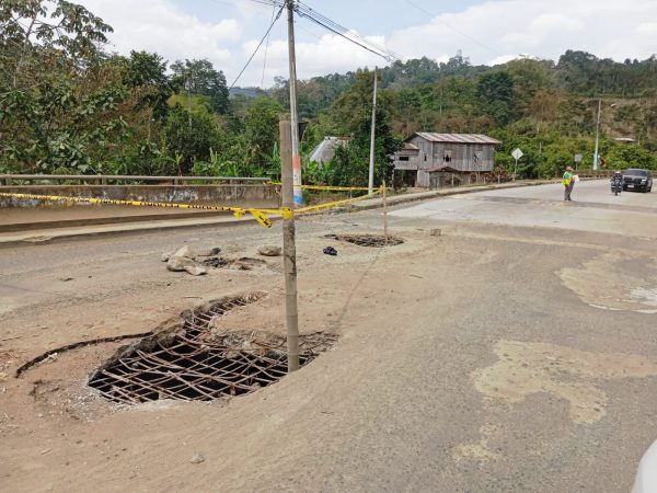 Hoy los huecos que ponen en riesgo a los conductores, lucían con cañas y cintas que alertan del peligro.