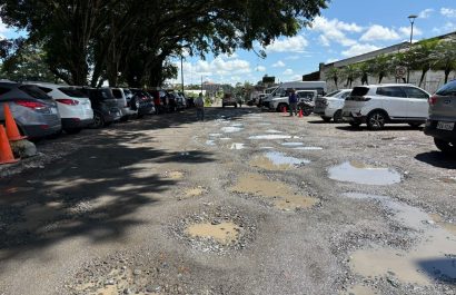 Huecos profundos, lodo y agua estancada deterioran la calle Río Tanti, vía clave del centro de Santo Domingo.