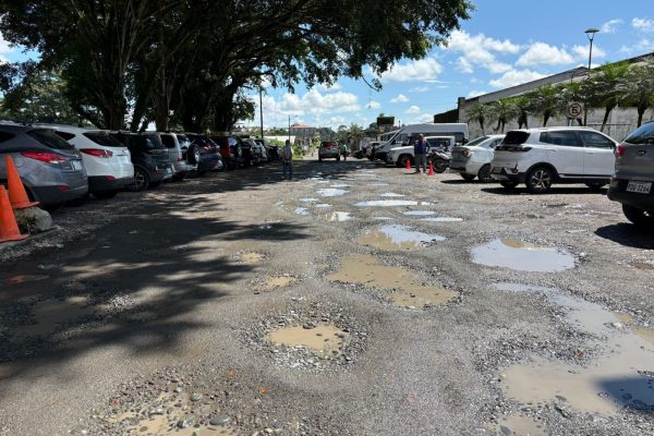 Huecos profundos, lodo y agua estancada deterioran la calle Río Tanti, vía clave del centro de Santo Domingo.