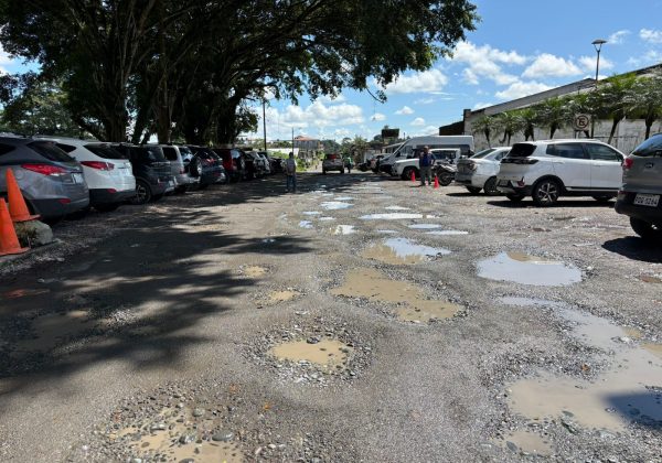 Huecos profundos, lodo y agua estancada deterioran la calle Río Tanti, vía clave del centro de Santo Domingo.