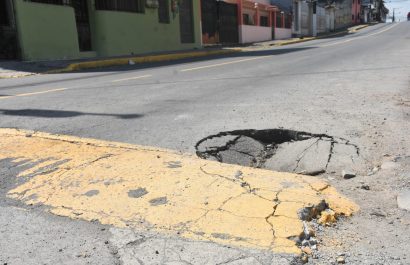 Hundimientos recurrentes afectan vía principal en la cooperativa IERAC 69 en Santo Domingo