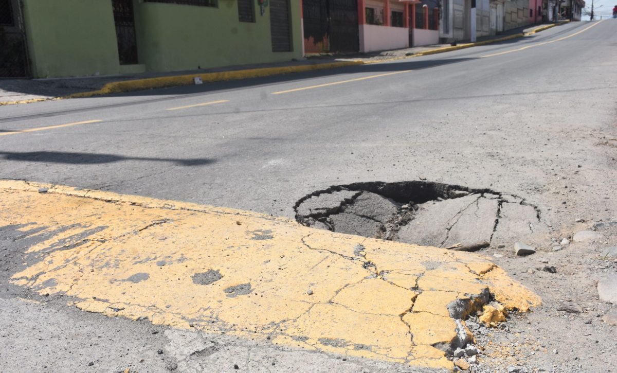 Hundimientos recurrentes afectan vía principal en la cooperativa IERAC 69 en Santo Domingo