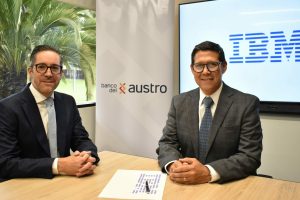 Clemente Tamariz, Gerente General del Banco del Austro y Andrés Maldonado, Gerente General de IBM Ecuador.