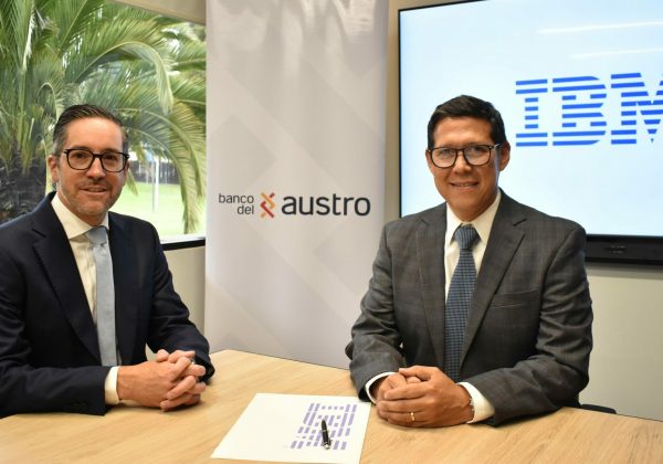 Clemente Tamariz, Gerente General del Banco del Austro y Andrés Maldonado, Gerente General de IBM Ecuador.