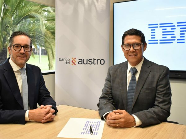 Clemente Tamariz, Gerente General del Banco del Austro y Andrés Maldonado, Gerente General de IBM Ecuador.