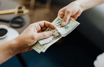 IESS define pensiones de vejez para 2025 según años de aportación.