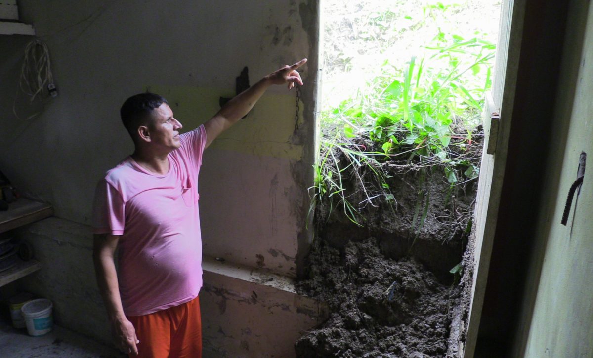 Cuatro familias fueron evacuadas por deslizamiento de tierra en la ciudadela “La Piñonada” de Portoviejo