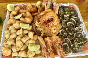 Plato de mariscos hecho en una playa de Manabí
