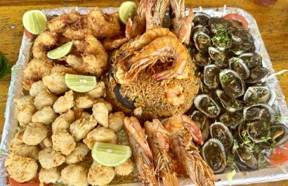 Plato de mariscos hecho en una playa de Manabí