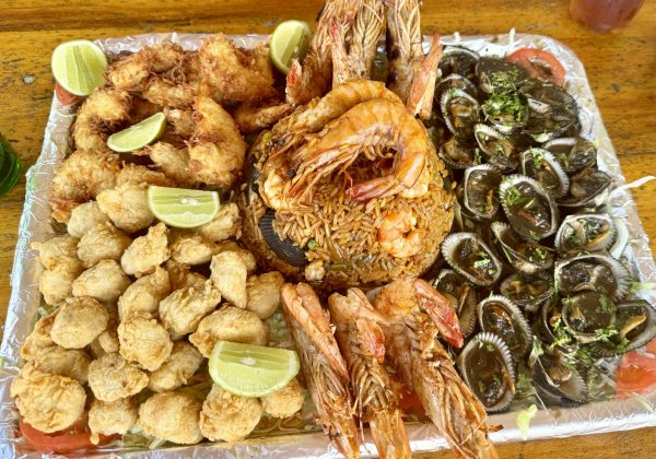 Plato de mariscos hecho en una playa de Manabí