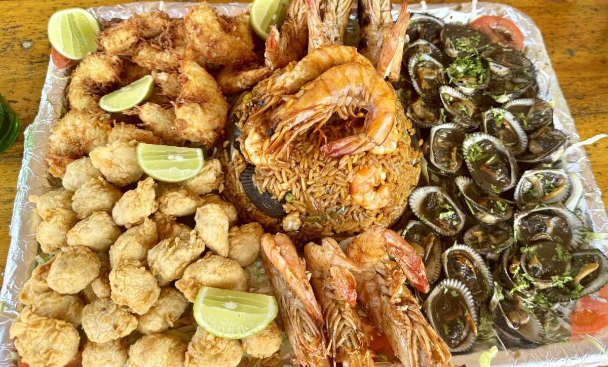 Plato de mariscos hecho en una playa de Manabí