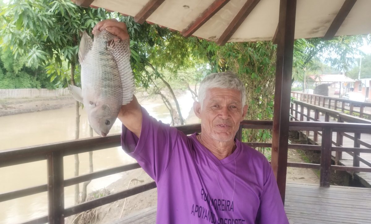 Wilfrido Acosta, conocido como "Chino Domo", muestra la pesca de una tilapia.