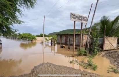 Crecida del río Buena Vista provoca inundaciones en Puerto López y deja a Los Manglares bajo agua