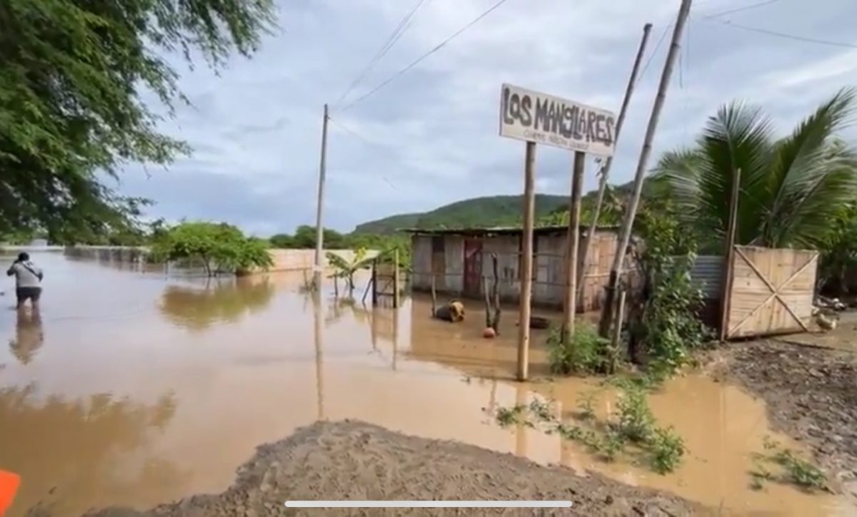 Crecida del río Buena Vista provoca inundaciones en Puerto López y deja a Los Manglares bajo agua