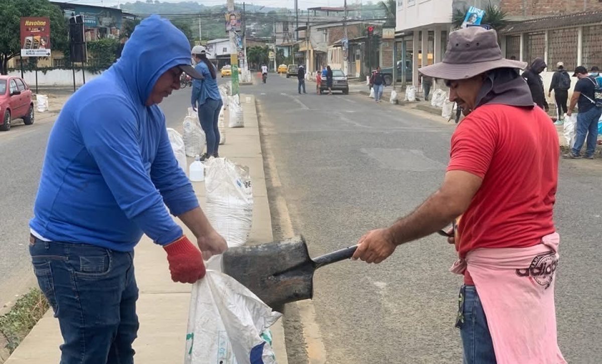 Con mingas comunitarias, Rocafuerte recupera espacios públicos tras la temporada invernal