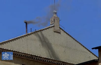 Nuevo papa: Fieles católicos se congregaron expectantes en la plaza de San Pedro del Vaticano para observar la fumata que anuncia la elección del nuevo sumo pontífice, el hubo fue de color negro. (Captura de pantalla Vaticans News).