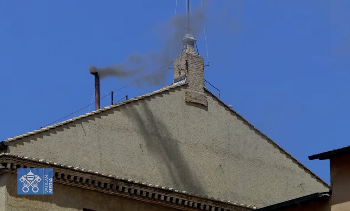 Nuevo papa: Fieles católicos se congregaron expectantes en la plaza de San Pedro del Vaticano para observar la fumata que anuncia la elección del nuevo sumo pontífice, el hubo fue de color negro. (Captura de pantalla Vaticans News).