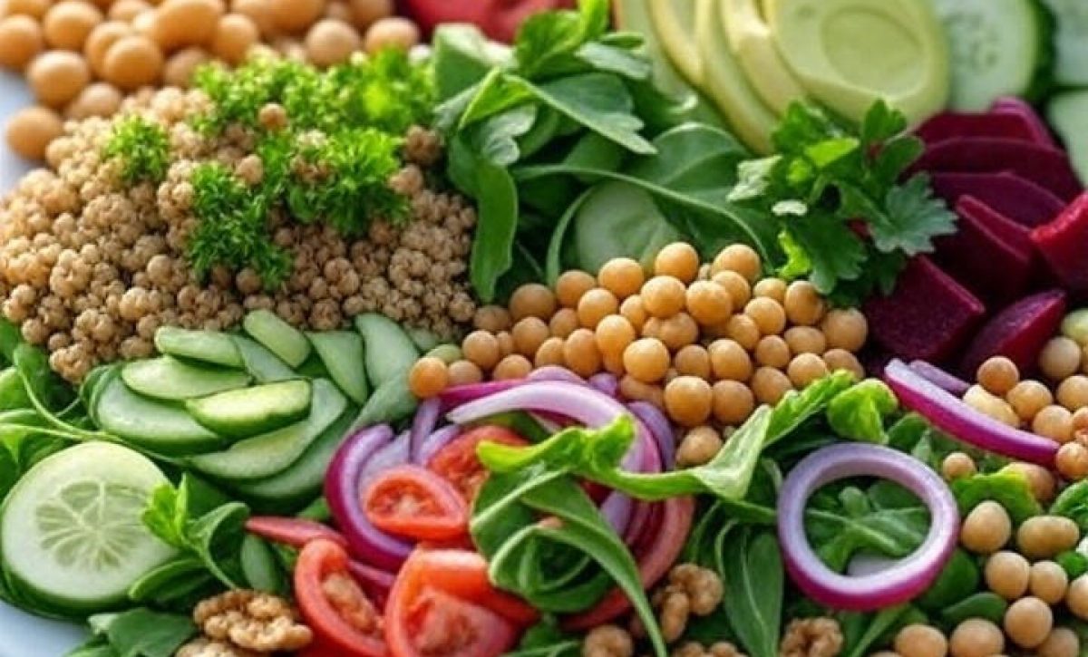 Cinco platos de ensaladas variadas