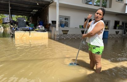 Pese a que el nivel del río había disminuido, las viviendas permanecían llenas de agua.