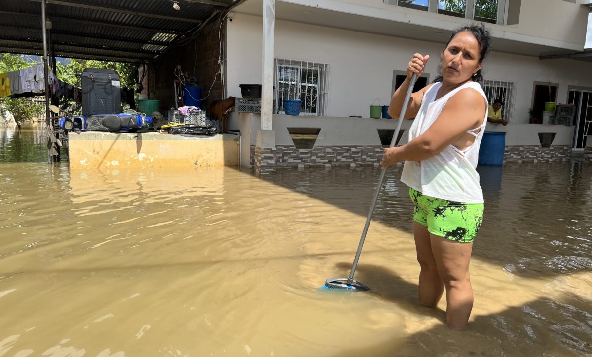 Pese a que el nivel del río había disminuido, las viviendas permanecían llenas de agua.