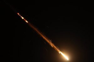 Foto/Europa Press. Restos de proyectiles en el cielo nocturno.
