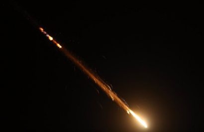 Foto/Europa Press. Restos de proyectiles en el cielo nocturno.
