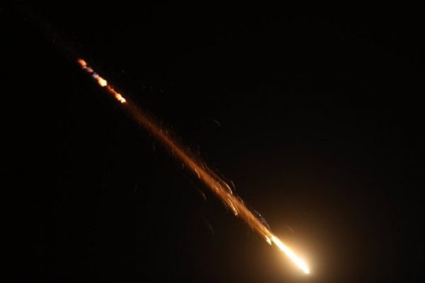 Foto/Europa Press. Restos de proyectiles en el cielo nocturno.