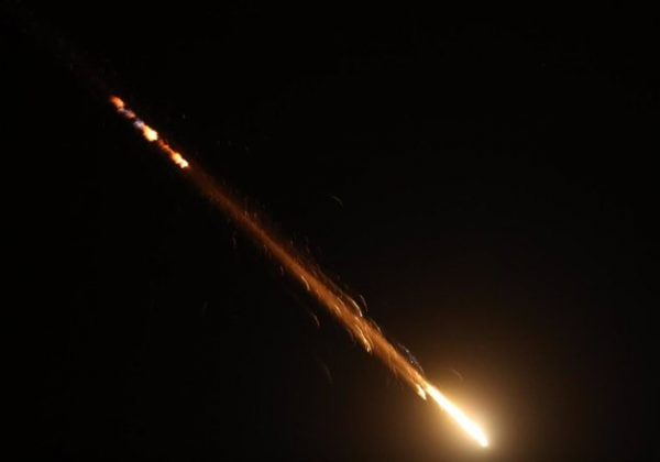 Foto/Europa Press. Restos de proyectiles en el cielo nocturno.