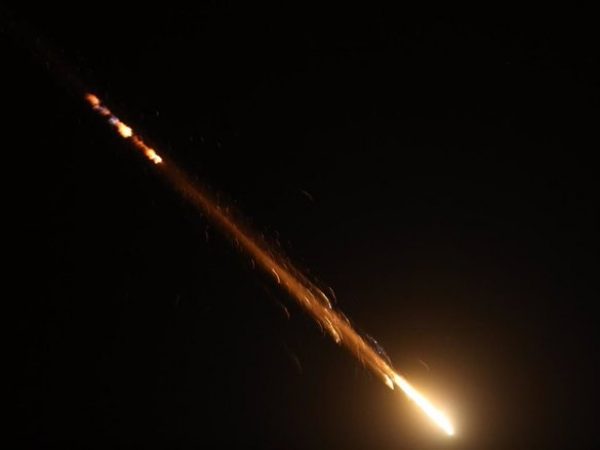Foto/Europa Press. Restos de proyectiles en el cielo nocturno.