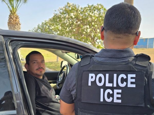 IRS y ICE acuerdan compartir datos para localizar migrantes en Estados Unidos