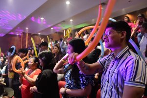 Los jóvenes disfrutaron del show musical que hubo en el evento.