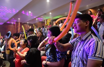 Los jóvenes disfrutaron del show musical que hubo en el evento.