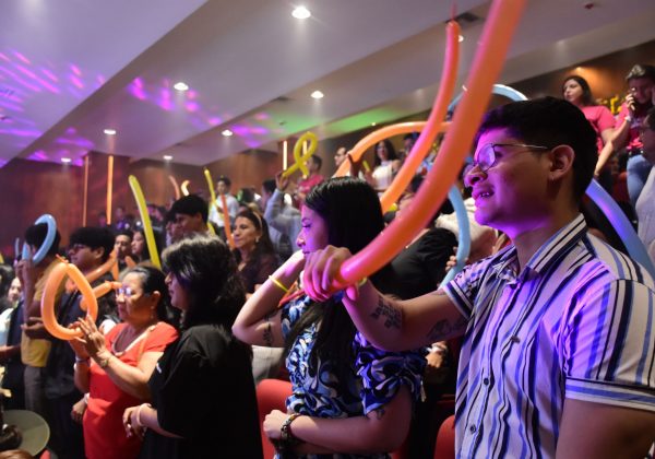 Los jóvenes disfrutaron del show musical que hubo en el evento.