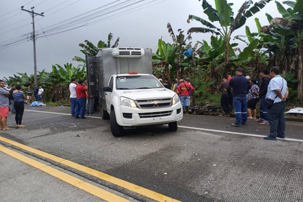 ¡Iban a su trabajo! Dos hombres mueren tras triple choque en El Carmen, Manabí