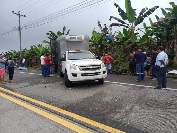 ¡Iban a su trabajo! Dos hombres mueren tras triple choque en El Carmen, Manabí