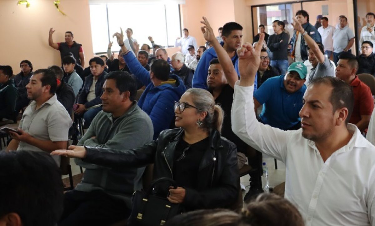 Imagen de la reunión de la Federación de Transporte Terrestre de Pichincha, en la sede de la Compañía Catar. FOTO: API