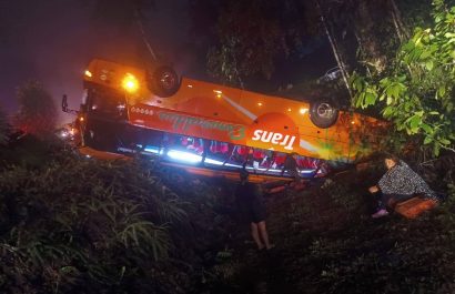 Impactante volcamiento de bus en Pedro Vicente Maldonado deja un muerto y más de 20 heridos