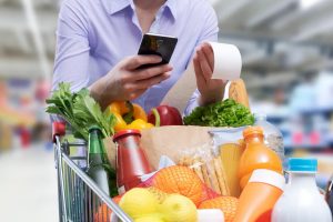 Implementar estrategias como planificar menús, comprar productos de temporada y aprovechar descuentos permite optimizar el presupuesto familiar