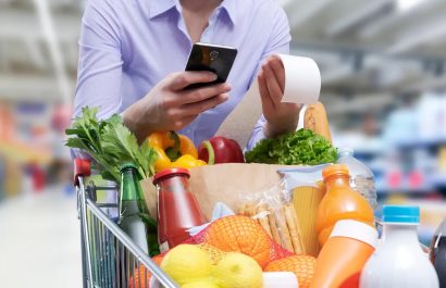 Implementar estrategias como planificar menús, comprar productos de temporada y aprovechar descuentos permite optimizar el presupuesto familiar