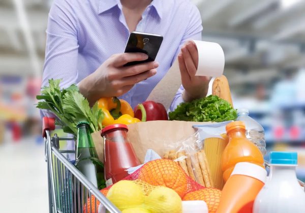 Implementar estrategias como planificar menús, comprar productos de temporada y aprovechar descuentos permite optimizar el presupuesto familiar