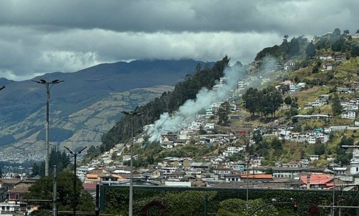 Incendio en El Panecillo fue sofocado por personal de Bomberos de Quito
